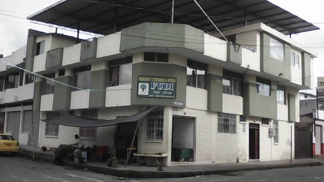 Edificio de 3 pisos en Santo Domingo