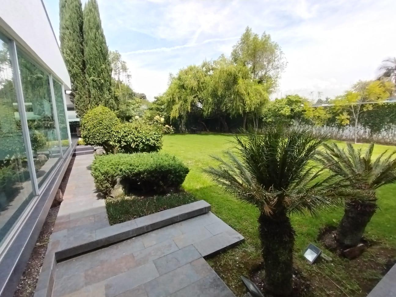 Casa en Venta, independiente de 450m  con jardín de ensueño  Los Chillos, Urbanización exclusiva.