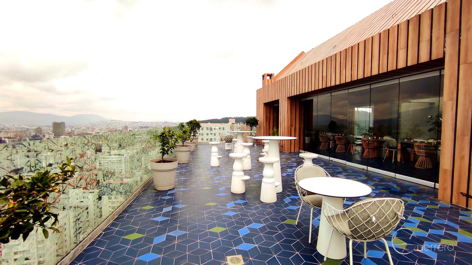 En venta /renta (amoblada) suite de lujo con terraza, en el edificio Oh de Uribe