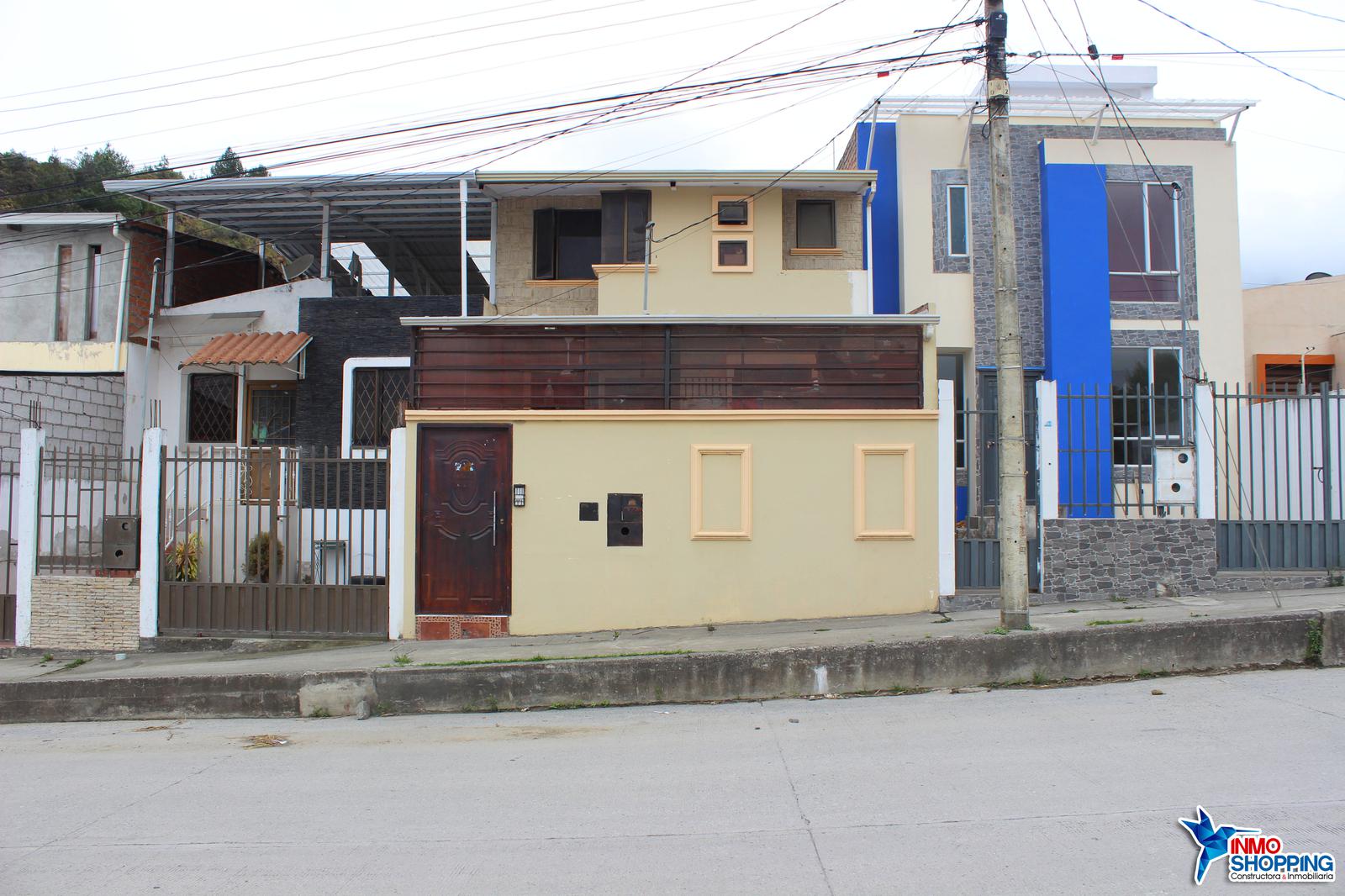 Casa venta en la Av. Ángel Felicísimo Rojas - A lado del conjunto residencial La Cofradía - Loja