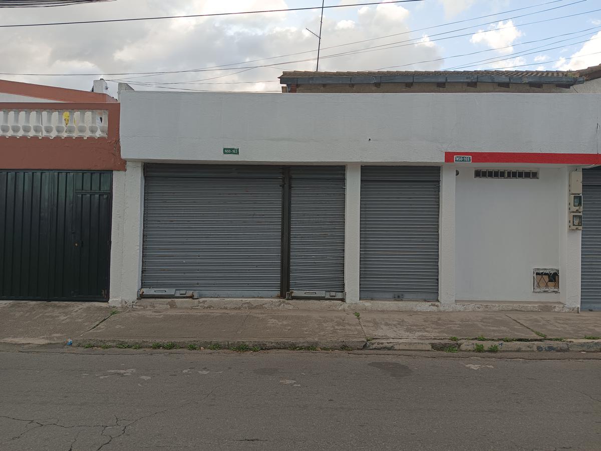 Local Comercial - La Luz - Francisco Guarderas y Rafael Bustamante