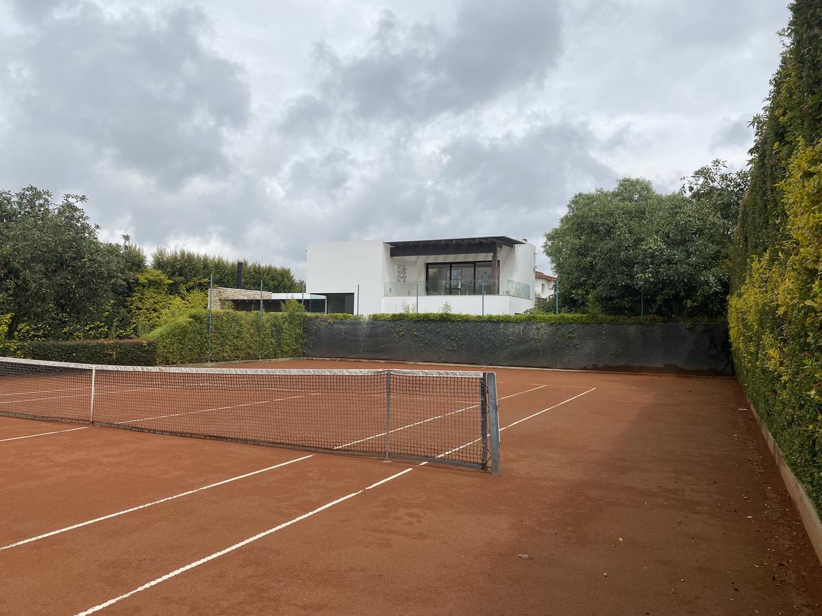 Espectacular propiedad de venta con Cancha de Tenis de Arcilla, Urbanización Cerrada, Hilacril