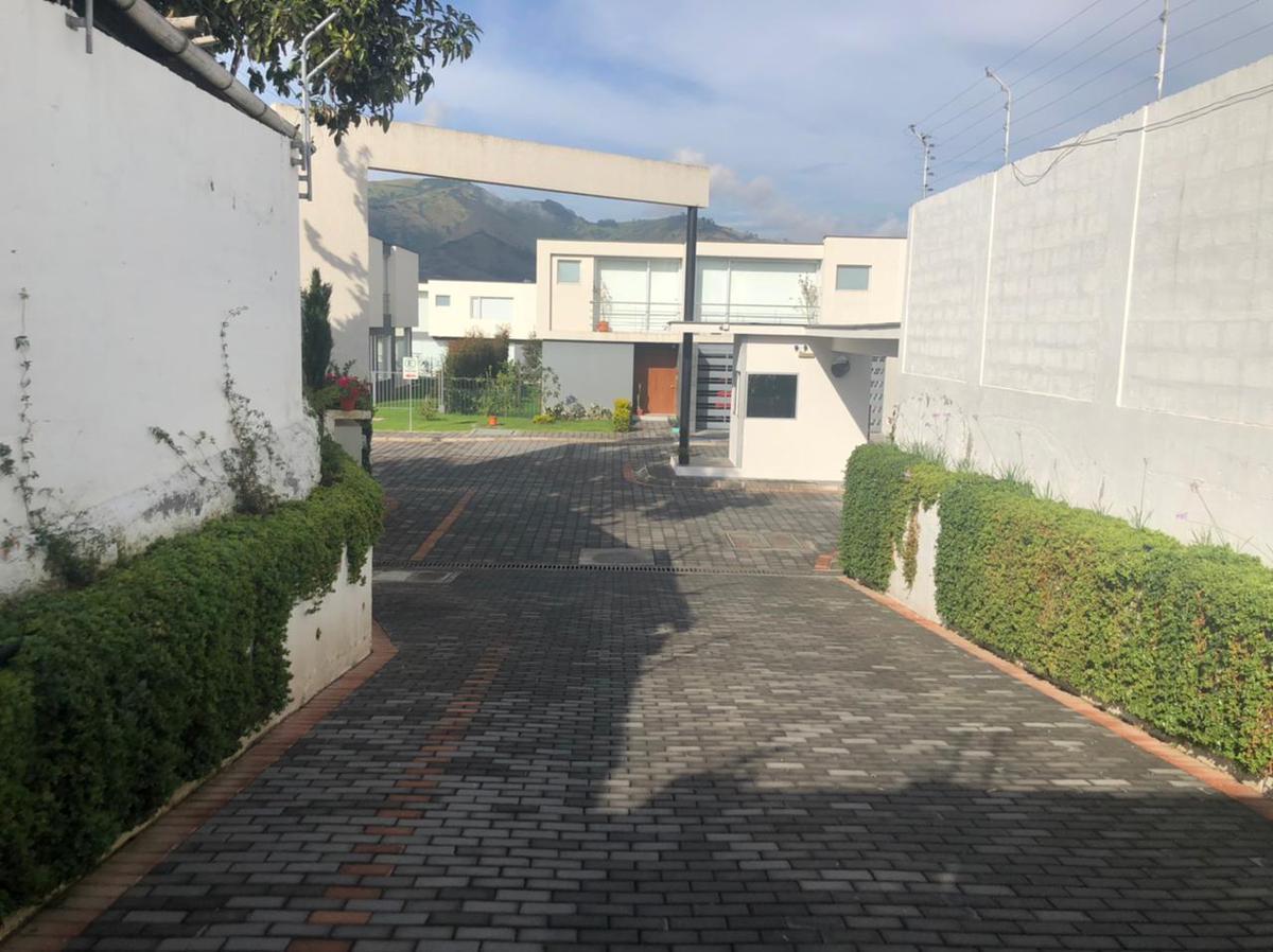 Hermosa Casa en venta con Dos Amplios Dorm. - Tumbaco Sector La Tola