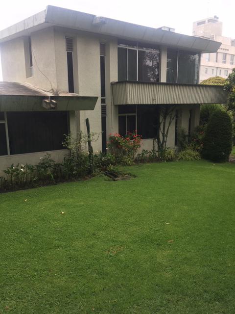 Venta de terreno con casa en la Quiteño Libre