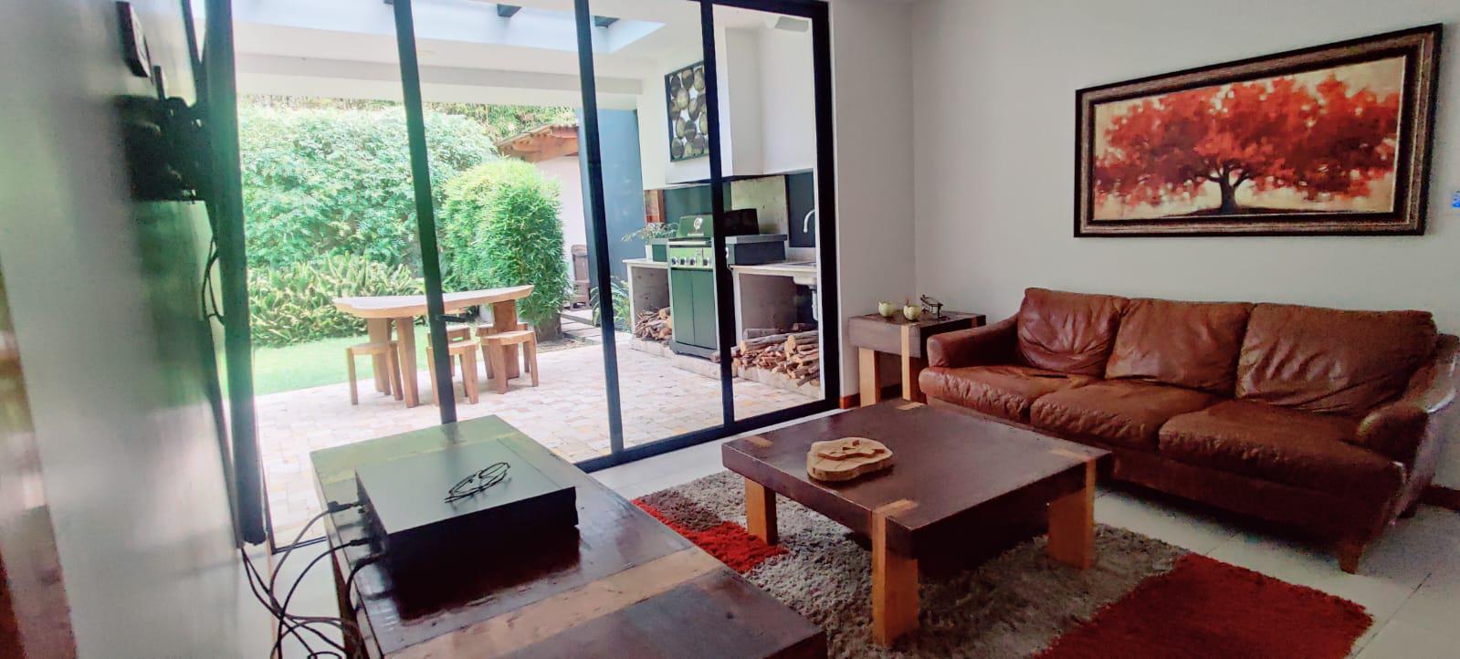 EN VENTA PRECIOSA CASA MODERNA EN EXCELENTE URBANIZACIÓN-CUMBAYÁ