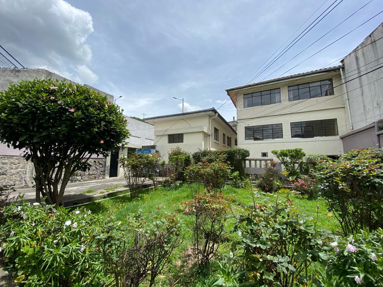 ¡De oportunidad! Vendo casa rentera con Terreno de 514m, sector Las Casas – Quito Norte, $139.000