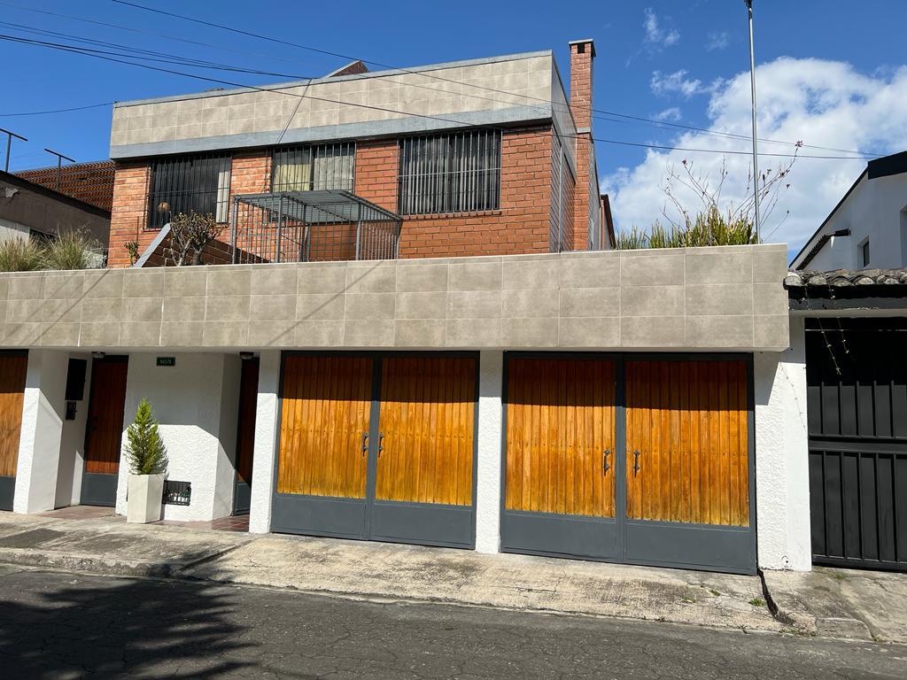 SECTOR EL BOSQUE, EN VENTA CASA  INDEPENDIENTE 158,10  M2 4D  TERRAZA Y PATIO INTERNO