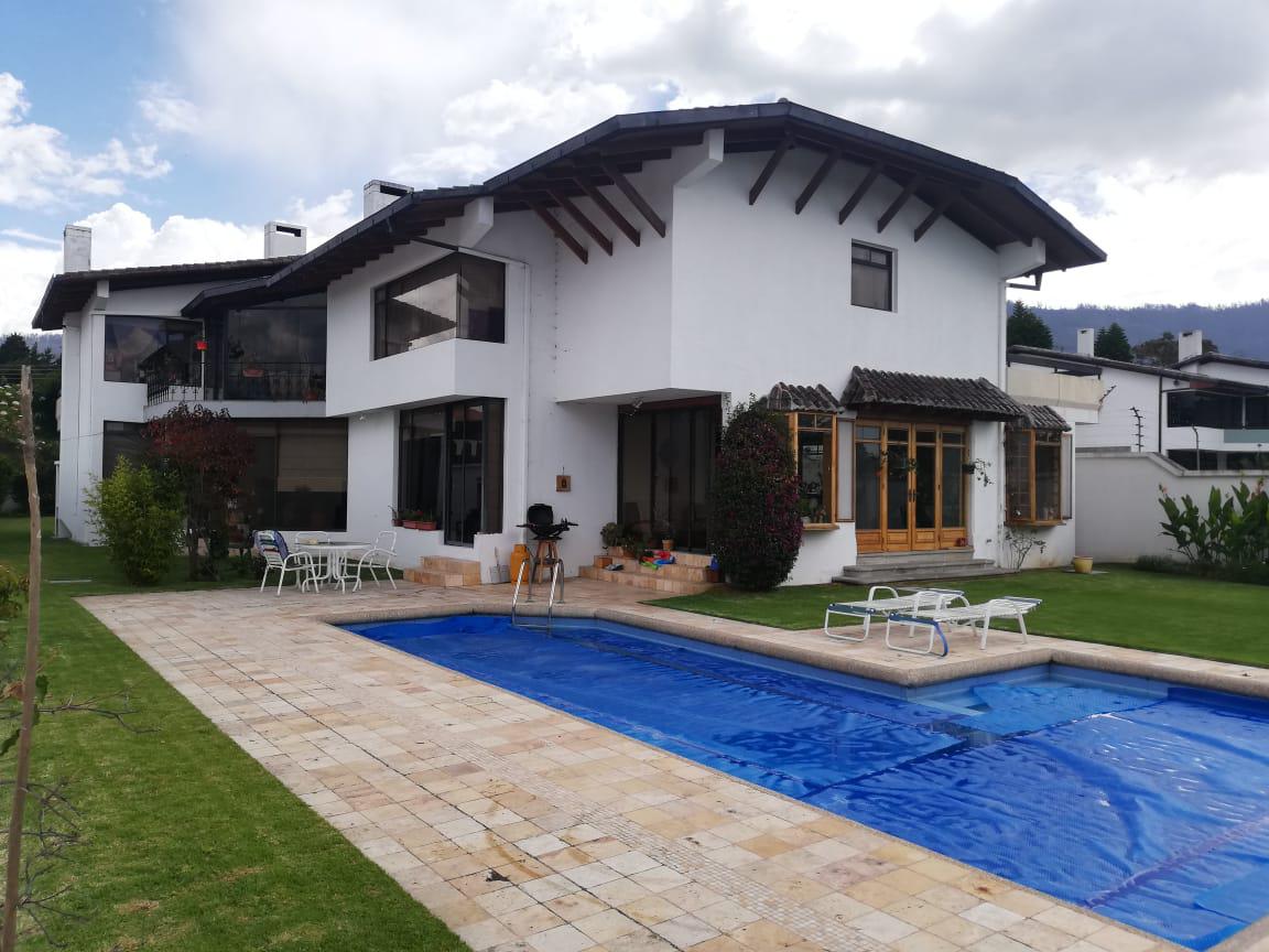 Casa en venta 4 habitaciones con piscina  Cumbayá  urbanización Jardines del Este