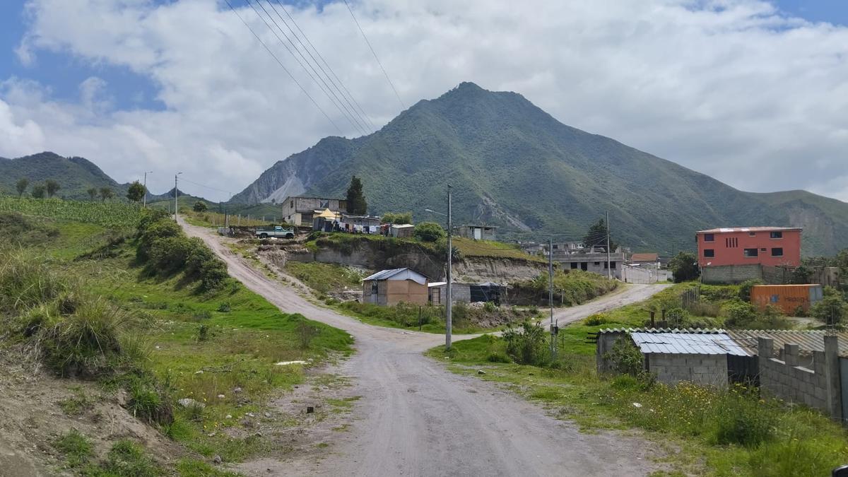 En Caspigasí vendo lindo terreno con construcción en obra gris