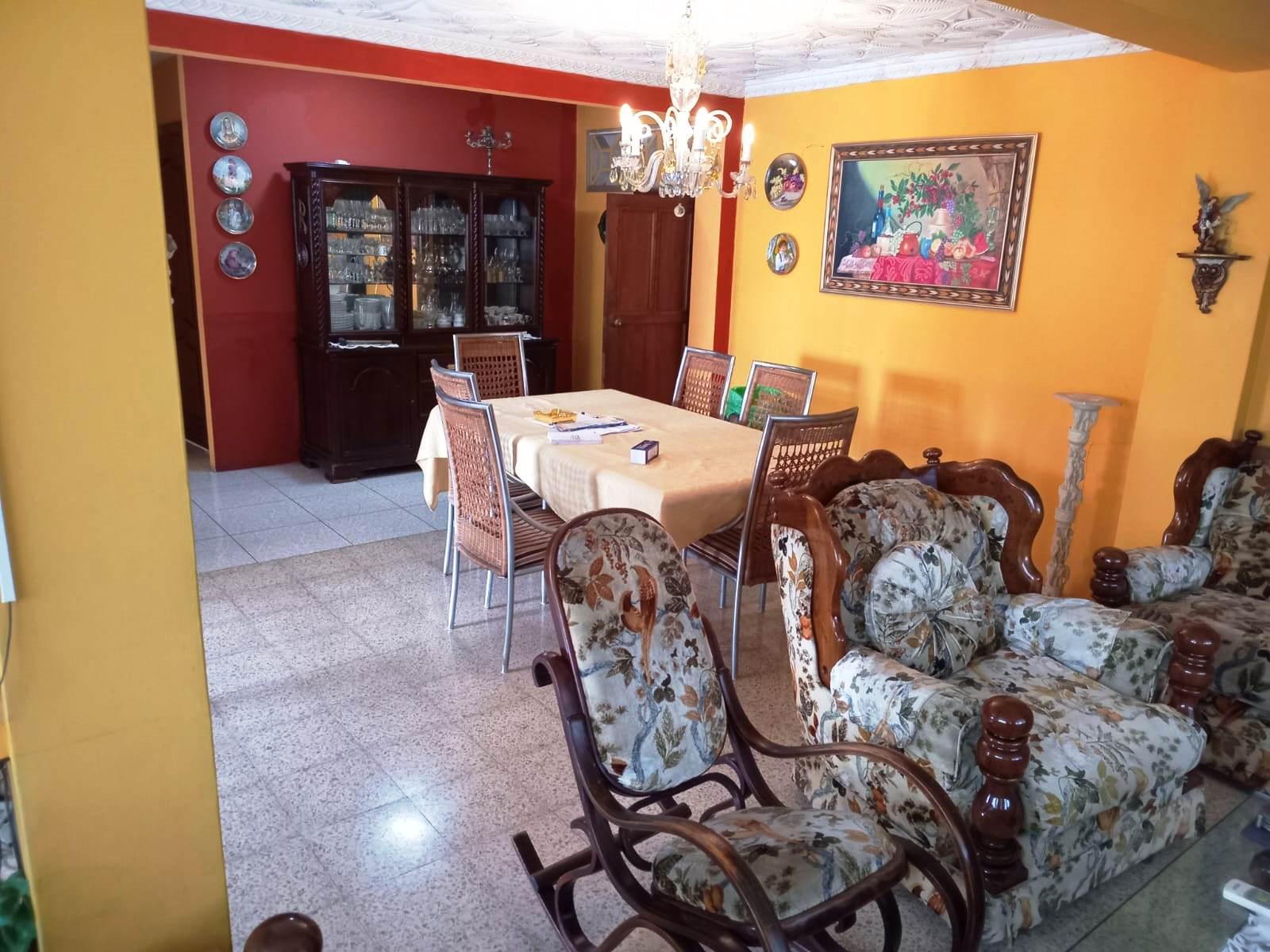 VENTA DE AMPLIA CASA EN LA ATARAZANA (AV)