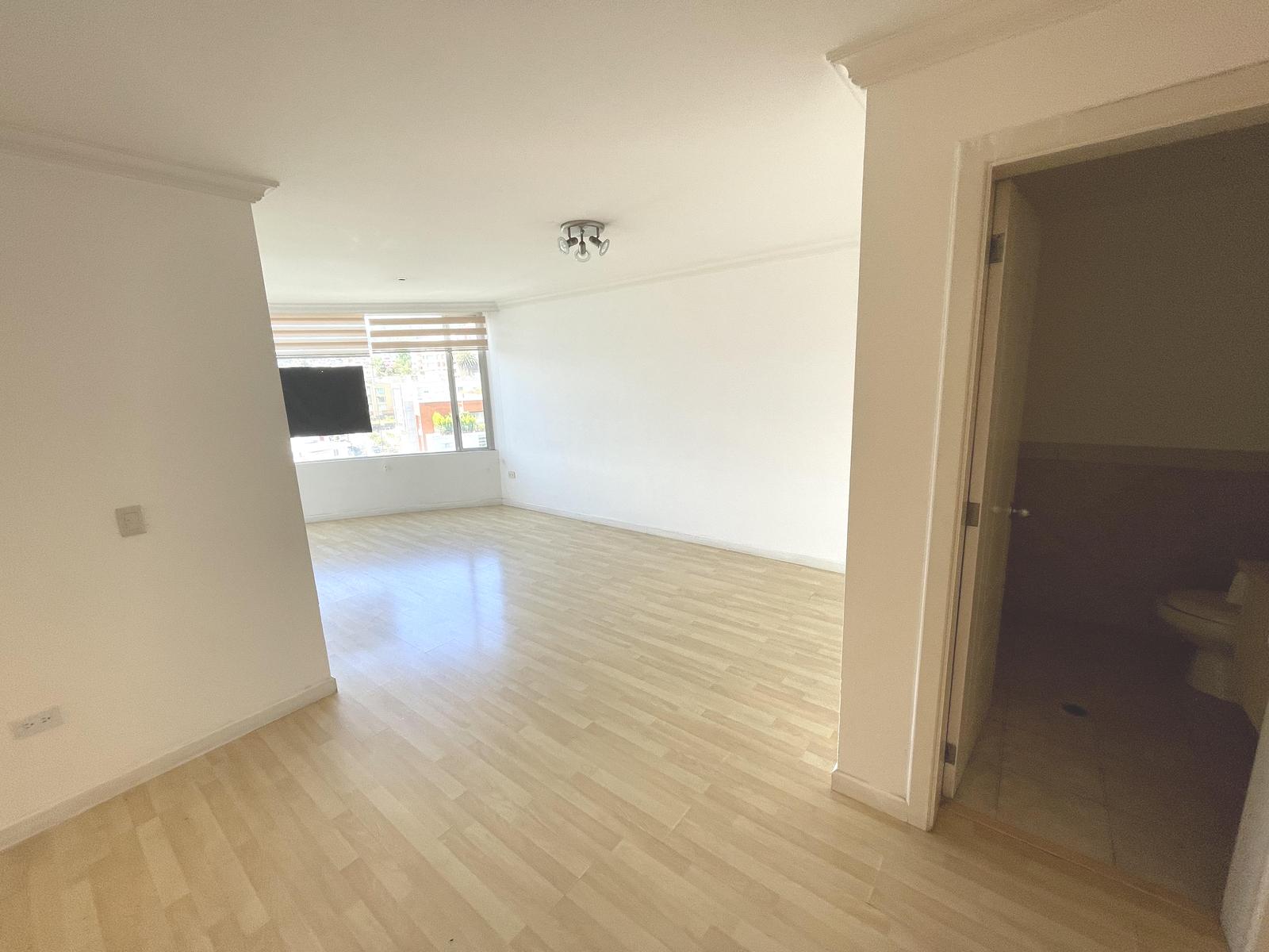 Departamento en  Venta o Renta, ubicado en un noveno piso, mucha luz natural y vista, tiene dos dormitorios, un baño completo con tina y un medio baño, amplia sala y comedor, cocina semi cerrada, un e