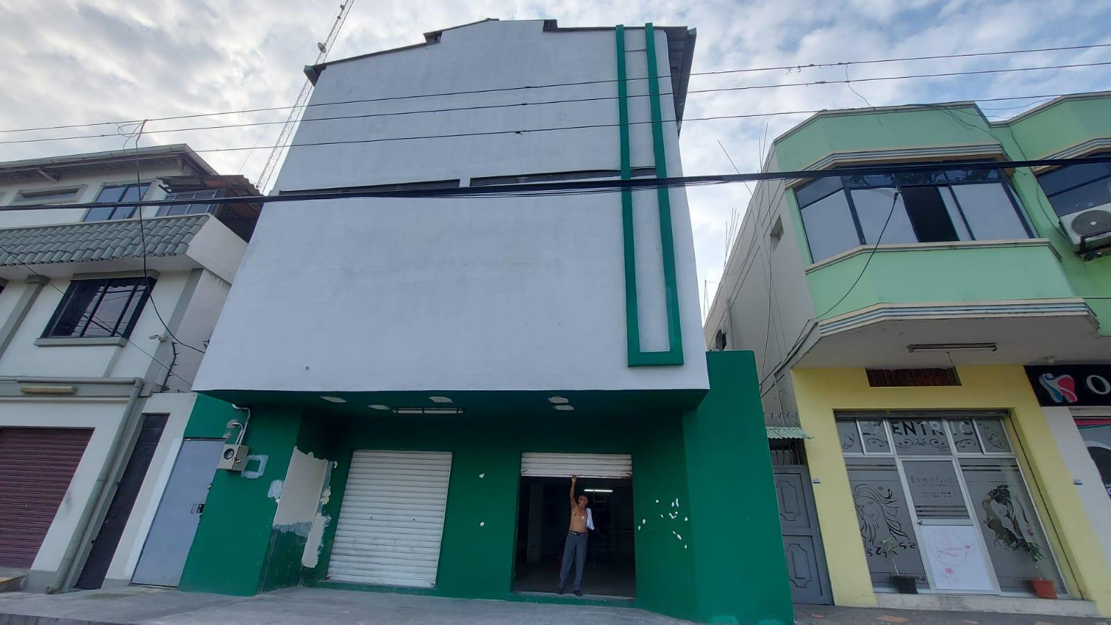 Venta de edificio comercial en avenida Benjamín Carrión Alborada