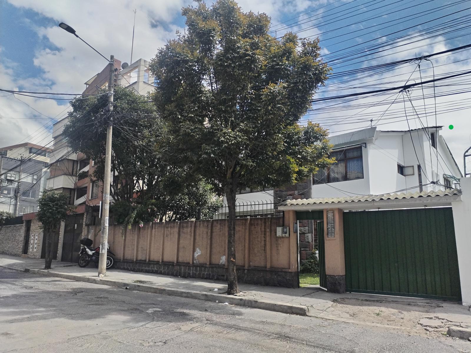 VENDO CASA CON 3 SUITES Y 1 DEPARTAMENTO ENTRE LA BRASIL Y PRENSA SECTOR LA Y