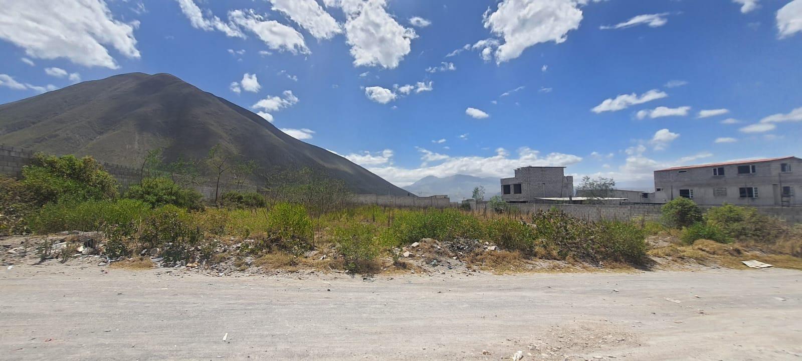 Terreno en  renta/ Mitad del Mundo