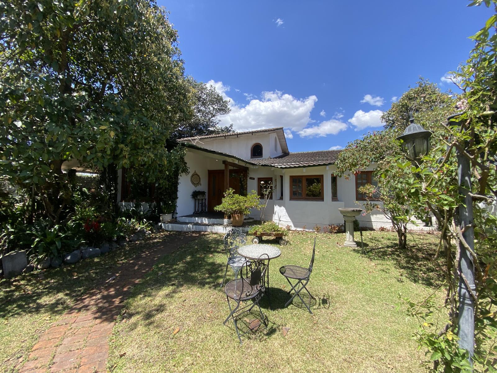 Casa de venta o arriendo ubicada dentro de pasaje cerrado en Tumbaco, una sola planta