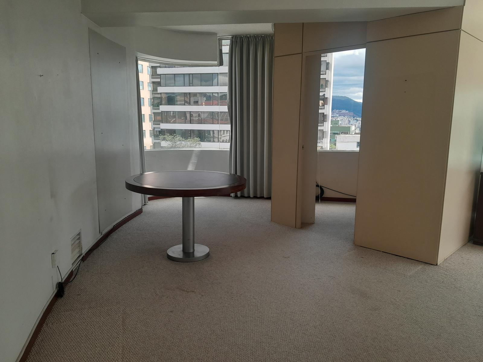 Vendo departamento en la 12 de Octubre y Orellana. 185000usd. 300mts.