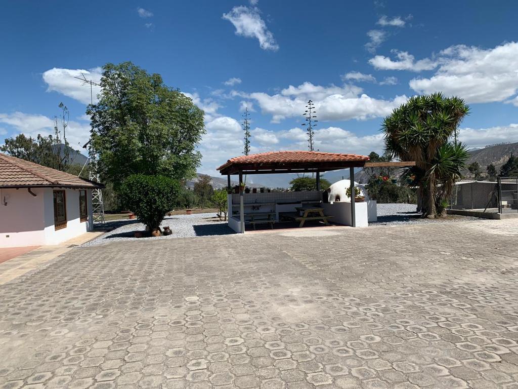 Lote de Terreno para Desarrollo de Proyecto Inmobiliario en Pomasqui