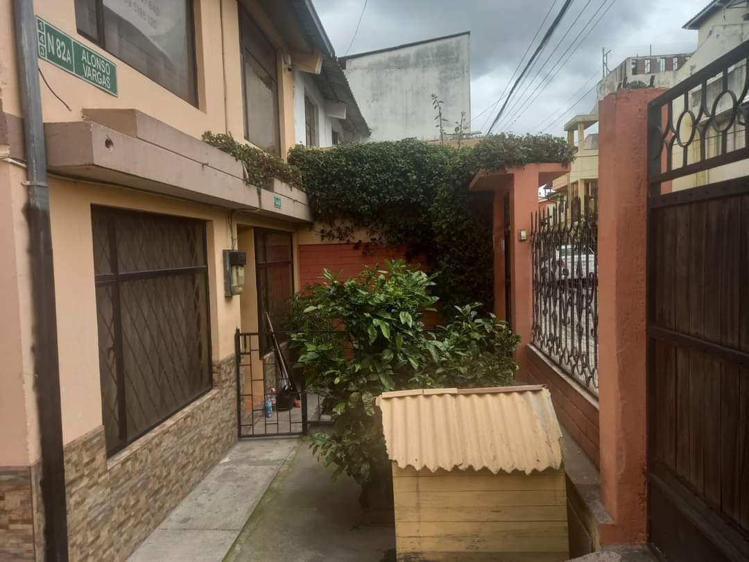 Vendo casa esquinera en Carcelén