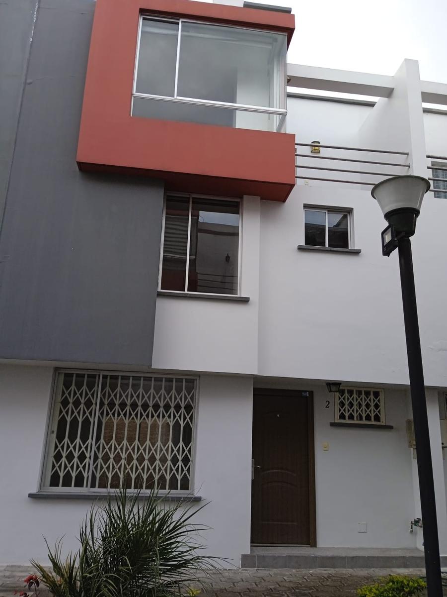 Venta de  casa 3 dormitorios en conjunto privado, cerca a cc. Portal