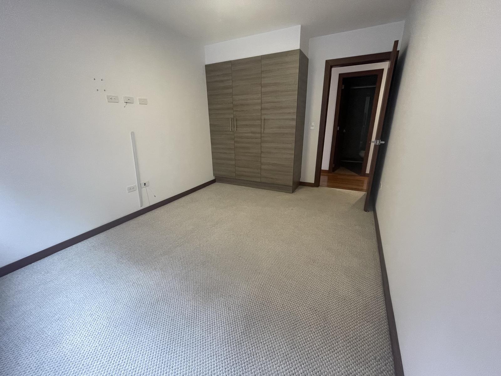 RENTA DEPARTAMENTO 3 DORM CON LINEA BLANCA - CABILDOS - QUITO TENIS