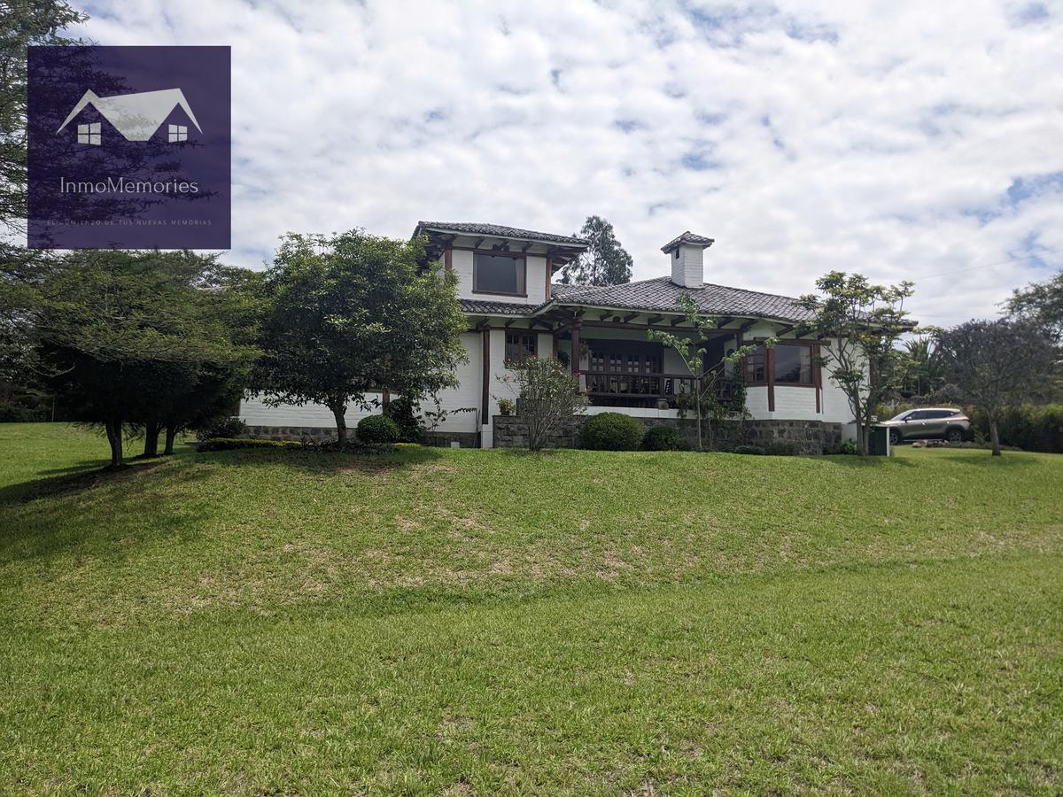 Hermosa Casa de venta en Tumbaco, terreno de 2.500m2, Urbanización