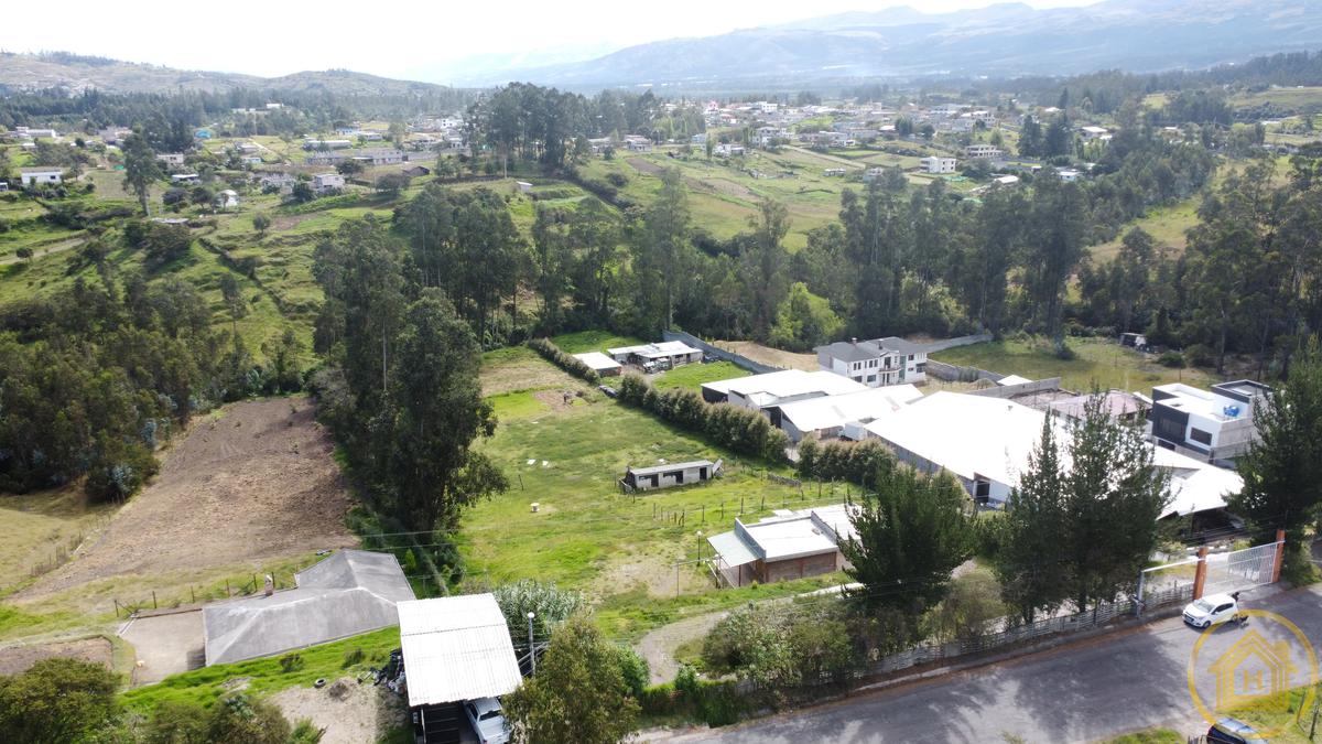 Amplio Terreno en renta de 8700 mcon una suite rustica - Sector Alangasi