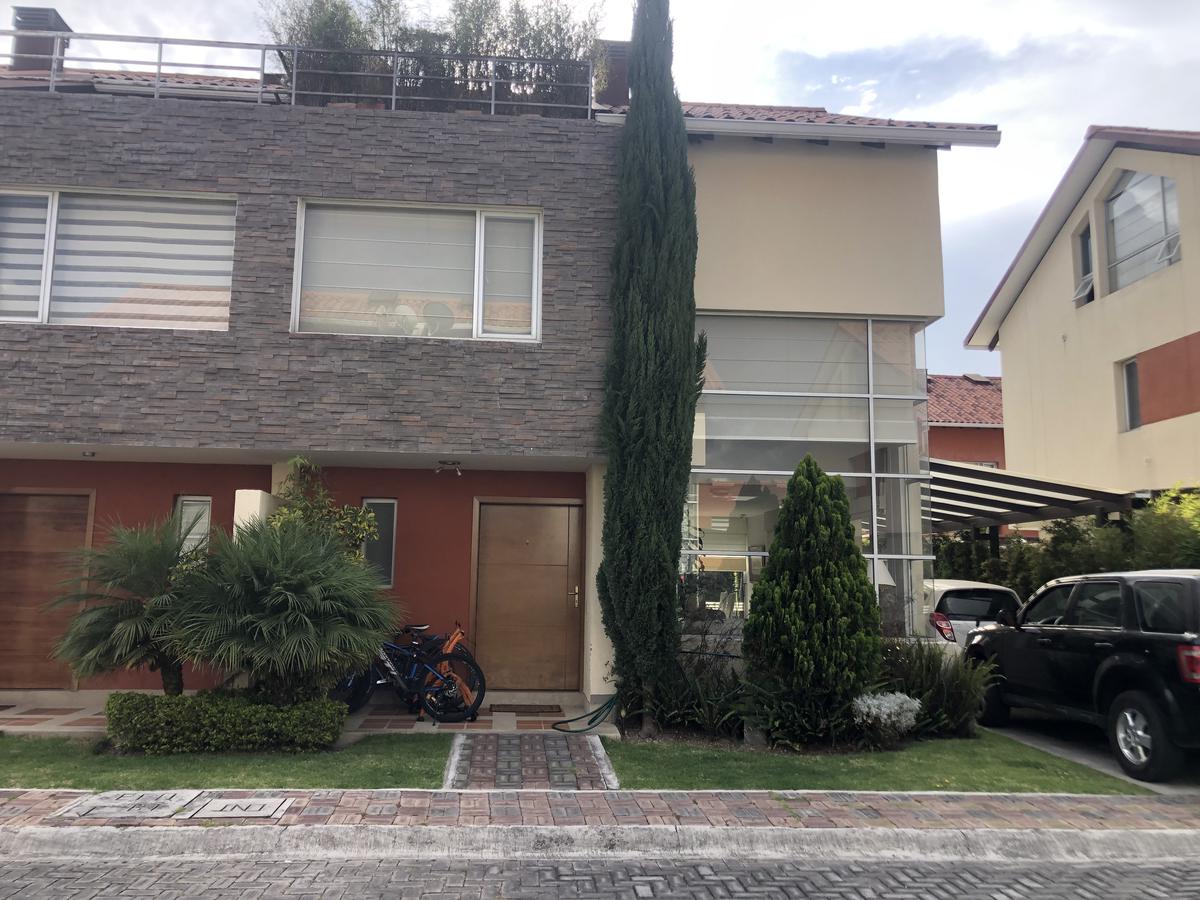 Muy buena casa de venta dentro de Conjunto cerrado en Lumbisí, buenas áreas comunales