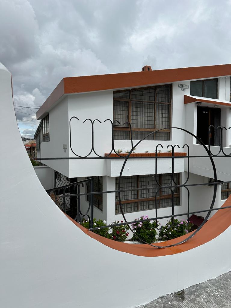 Venta casa 355m (3 departamentos) Quito Norte, Cotocollao