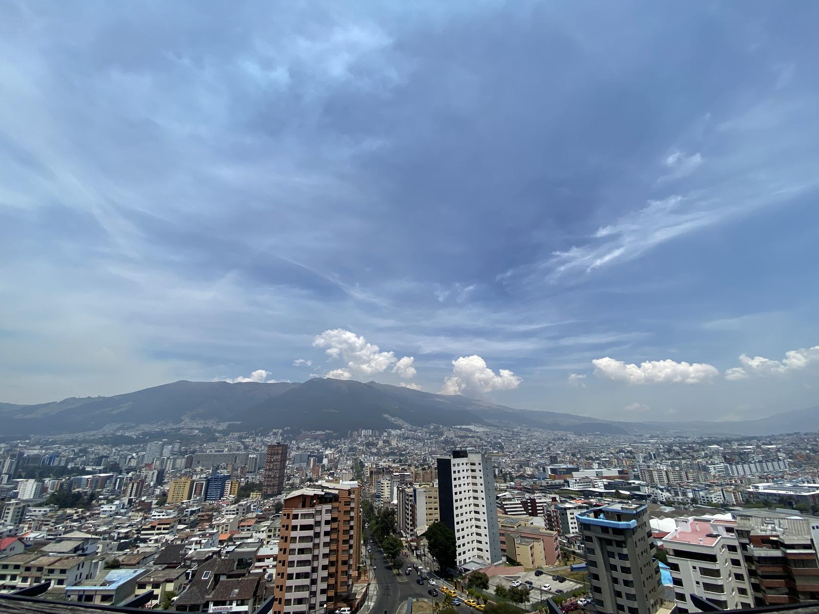 Venta de Suite Amoblada con balcón y gym con seguridad 24/7, en Quito sector El Batán