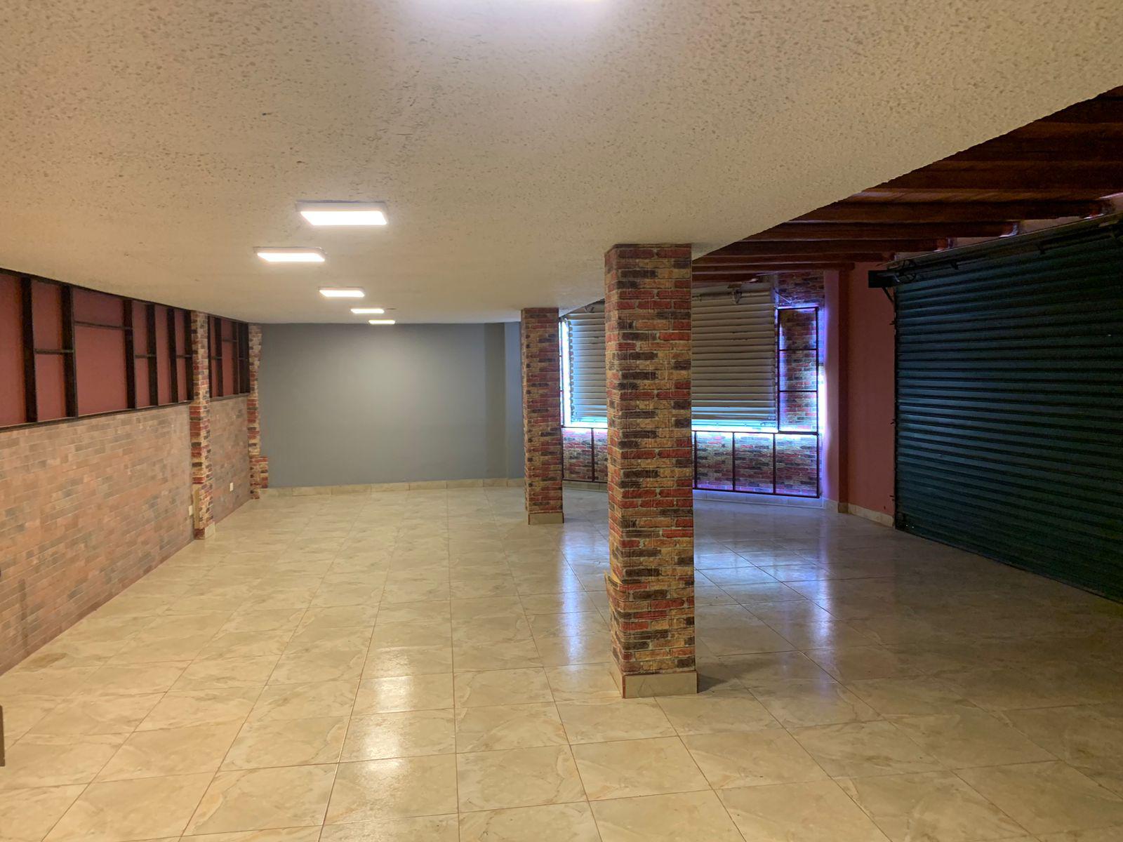 Las Casas, Local Comercial en  Renta, 180m2,  4 Ambientes, 2 Divisiones , 1 Baño.