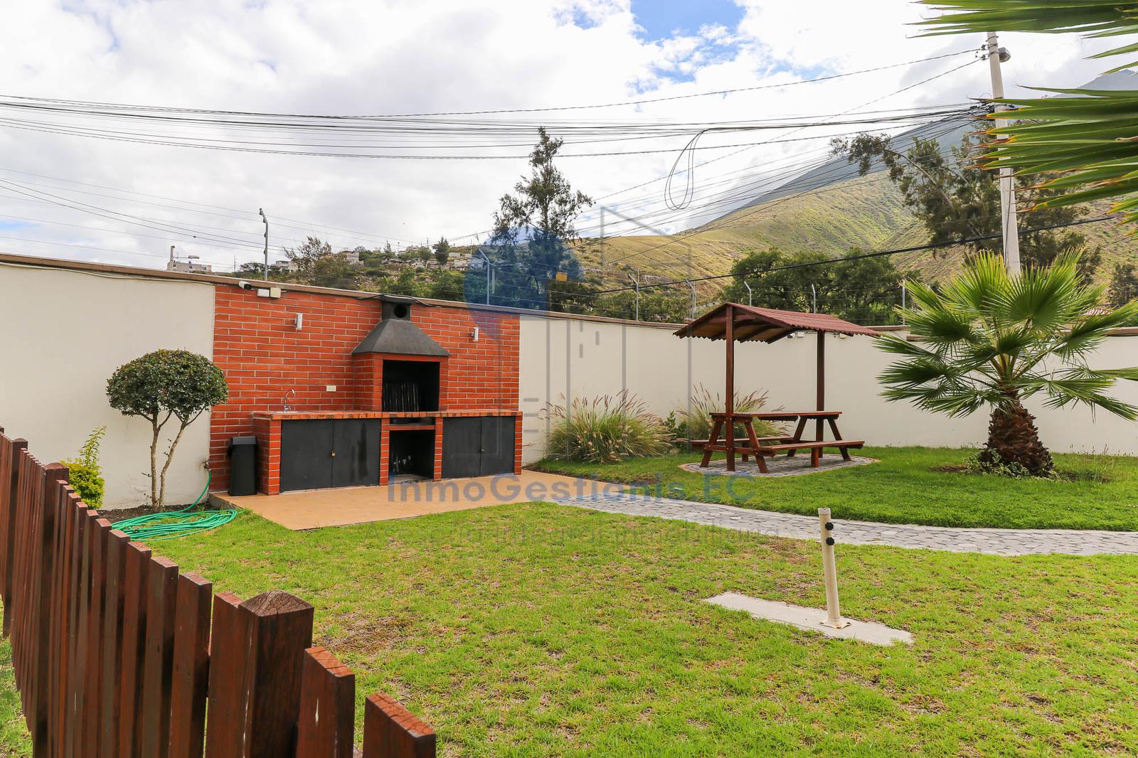 Vendo casa en Pomasqui, conjunto privado con piscina Alcazar de Toledo