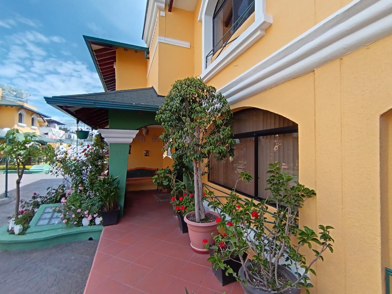 Renta  casa de 4 dormitorios, Cumbayá, sector Paseo San Francisco