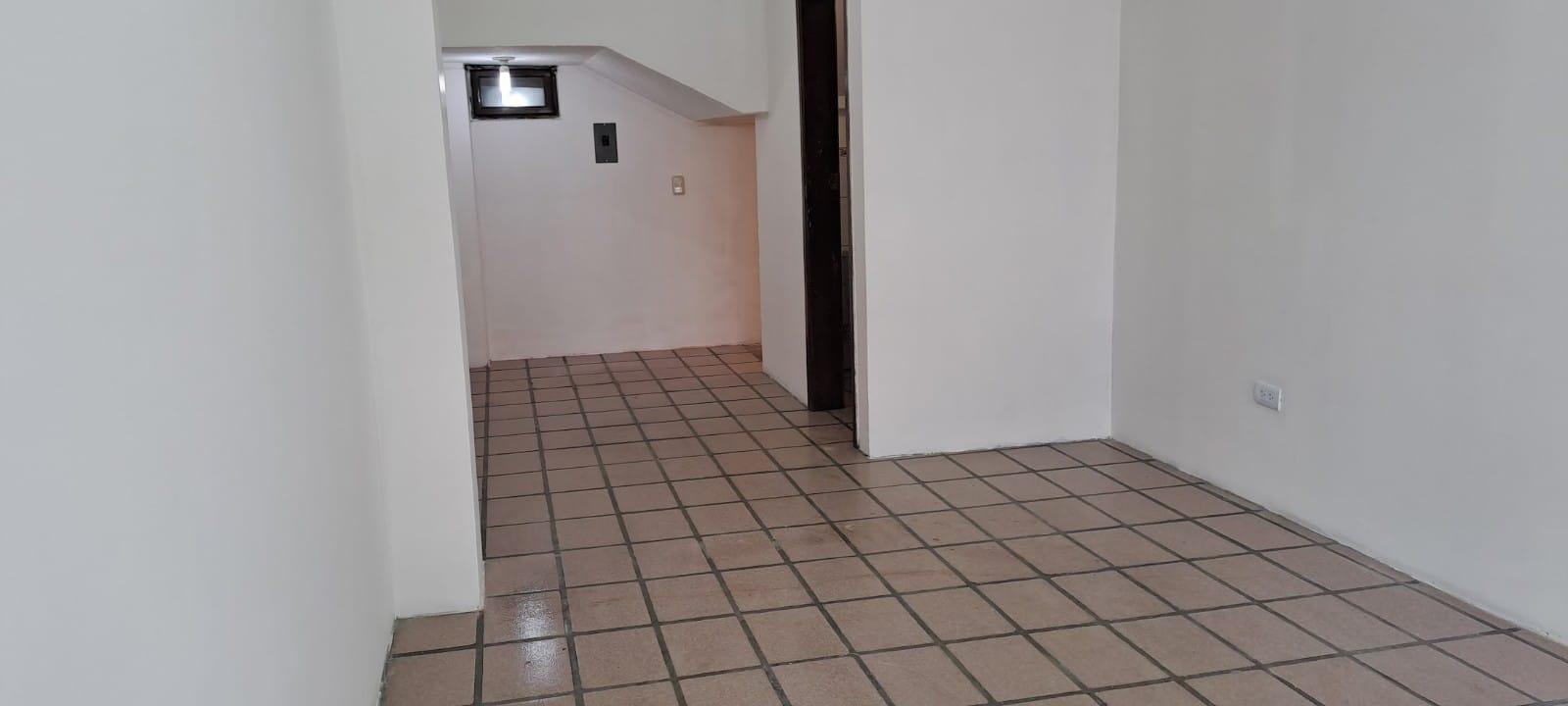 El Inca, Local en renta, 25 m2, 1 ambiente, 1 baño, 4 parqueaderos