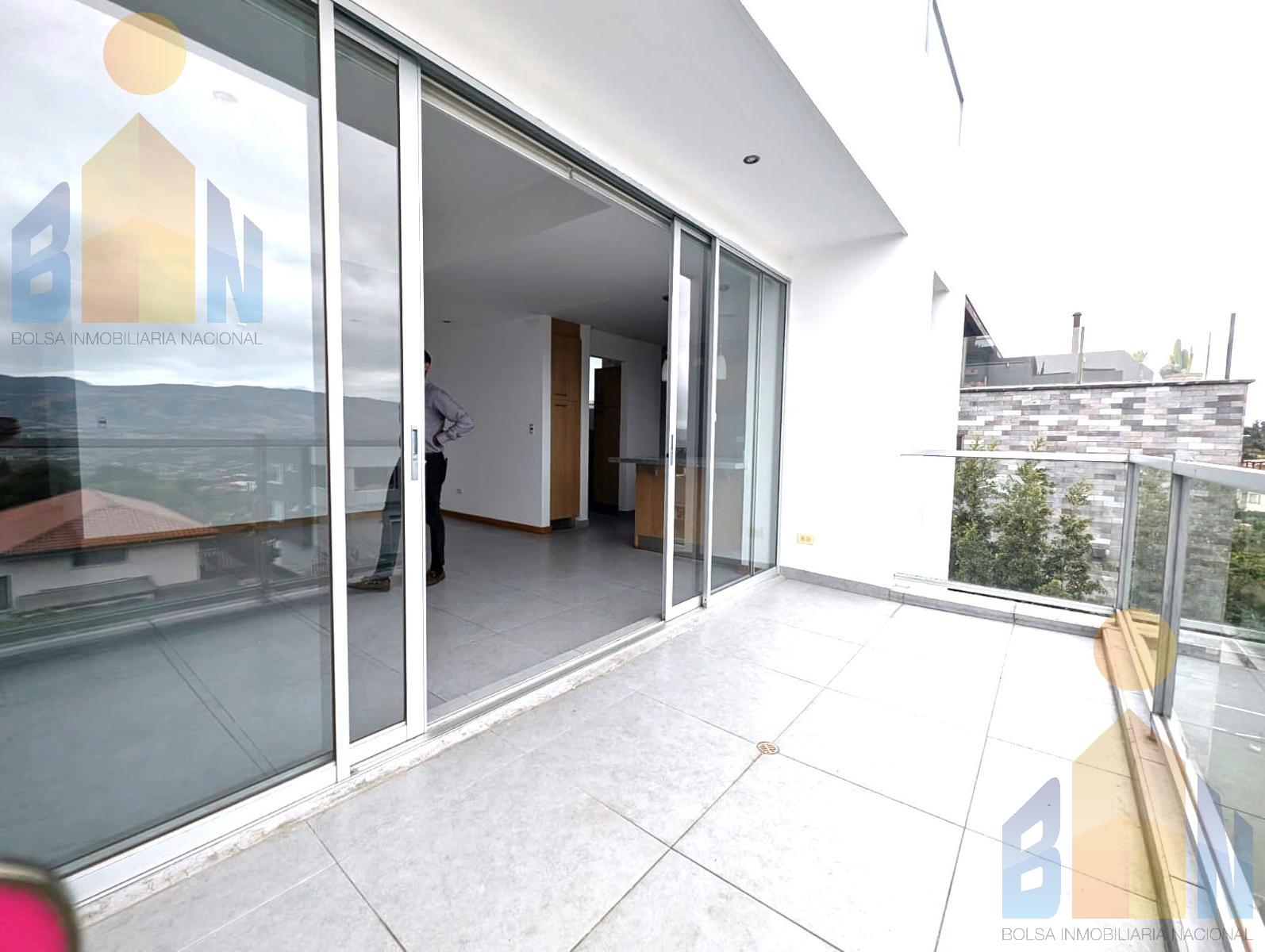 700 Alquiler 140mil Venta, Dpto. en Urb. Privada. San Isidro Cumbayá