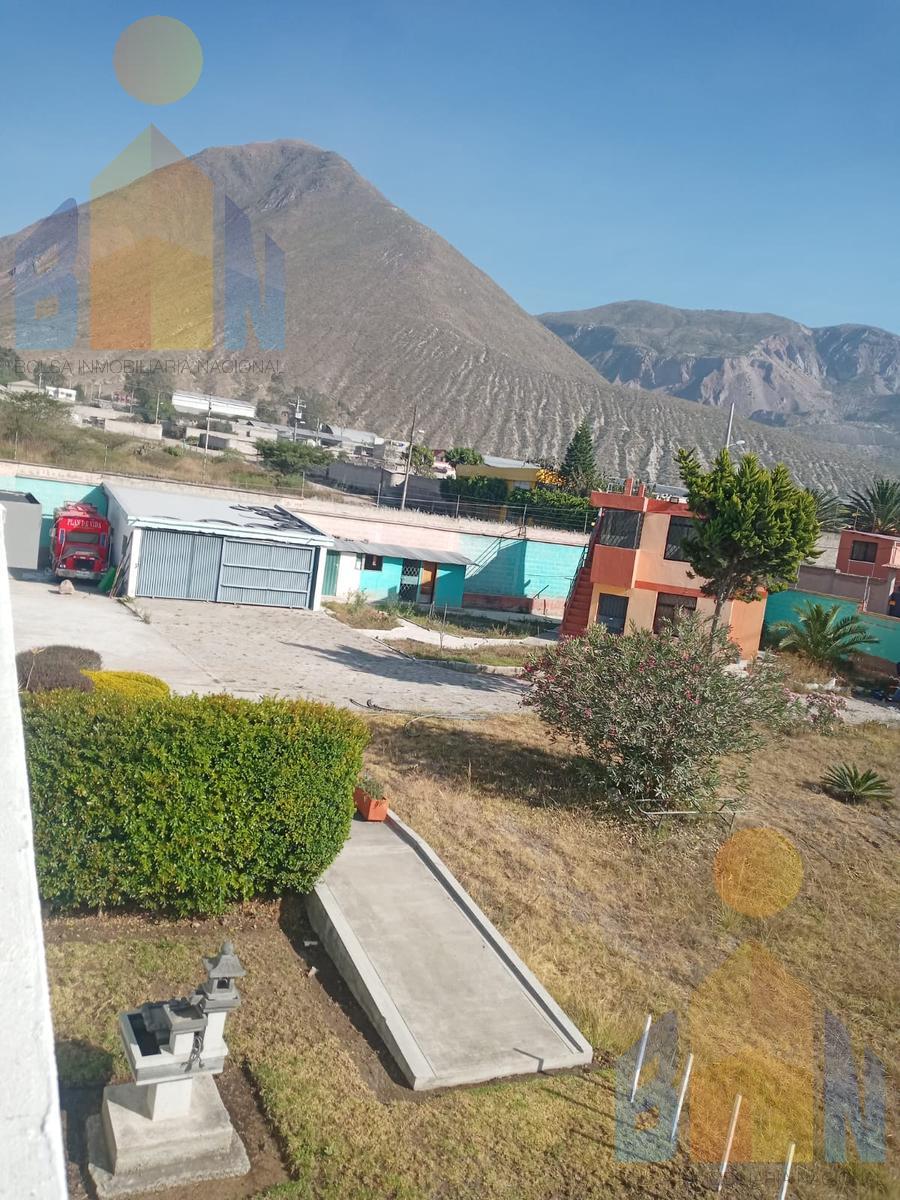 MITAD DEL MUNDO, VENDO CASA EN URBANIZACION