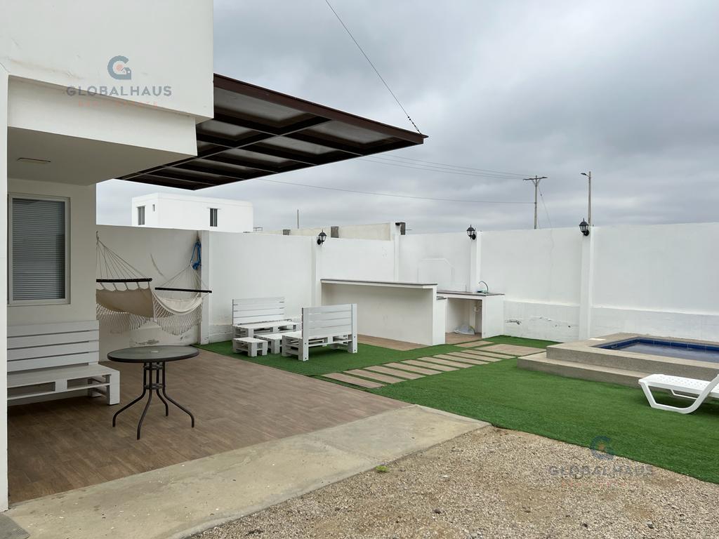 Venta de Casa Amoblada en Urb. Radisson Blu, Punta Blanca, Piscina, 3 Habitaciones M.C.