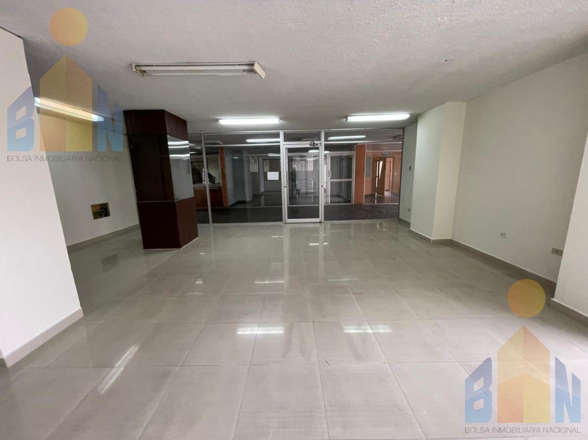 Arriendo local comercial 54 mts. Páez y Veintimilla $ 300 La Mariscal