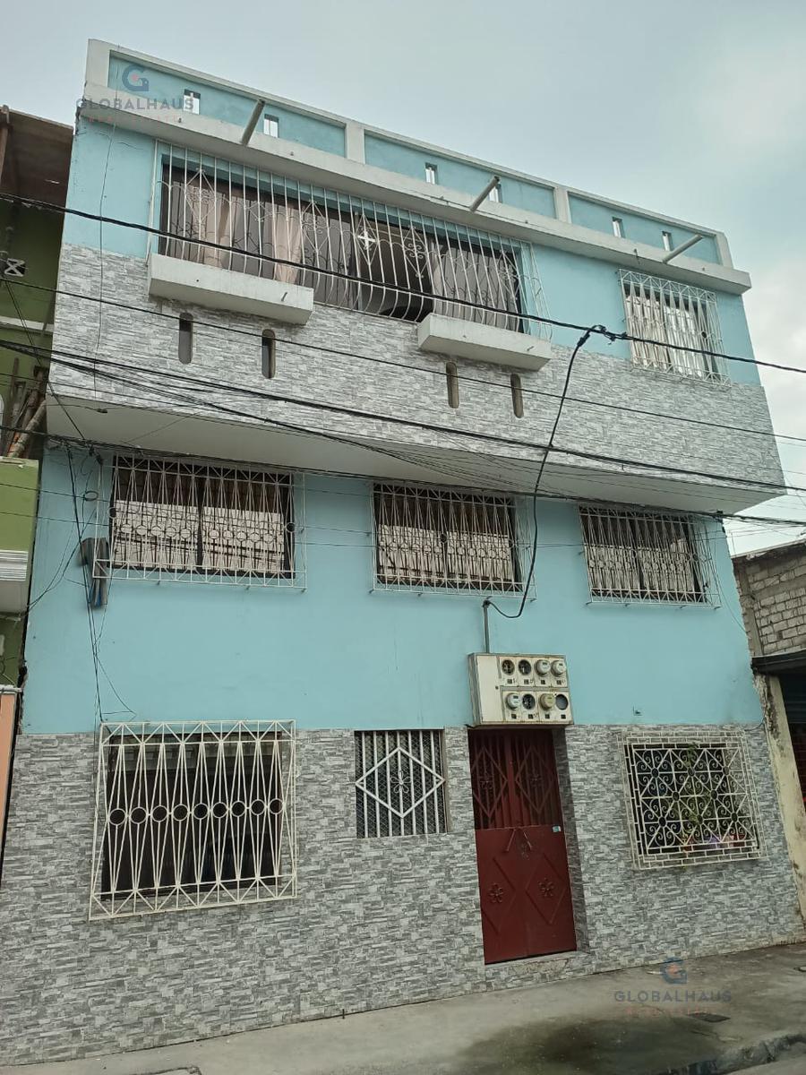 Venta de Casa Rentera con 7 Departamentos en  Balzar y Medardo Angel Silva E.B.