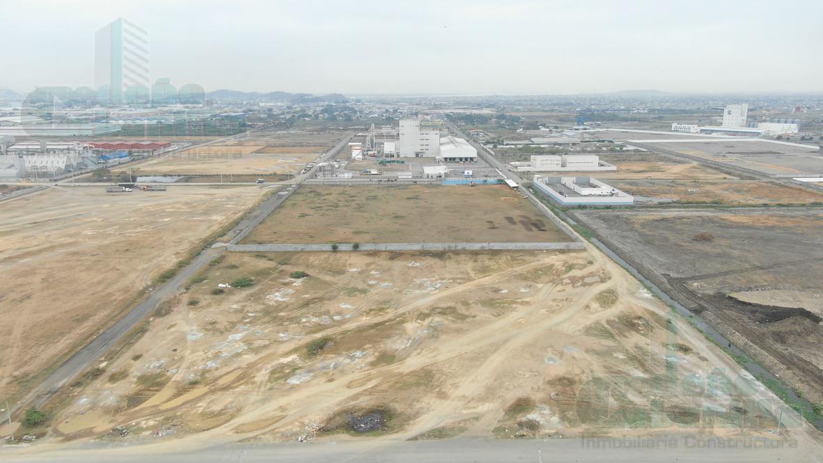 VENTA DE TERRENO A TRES CALLES EN ZONA INDUSTRIAL DE DURÀN