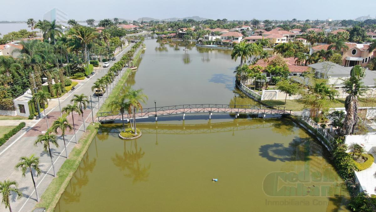 VENTA CASA VISTA AL LAGO EN SAMBORONDON