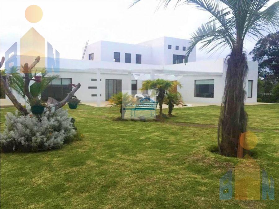 VENTA HERMOSA CASA CON AMPLIO JARDIN, CHECA