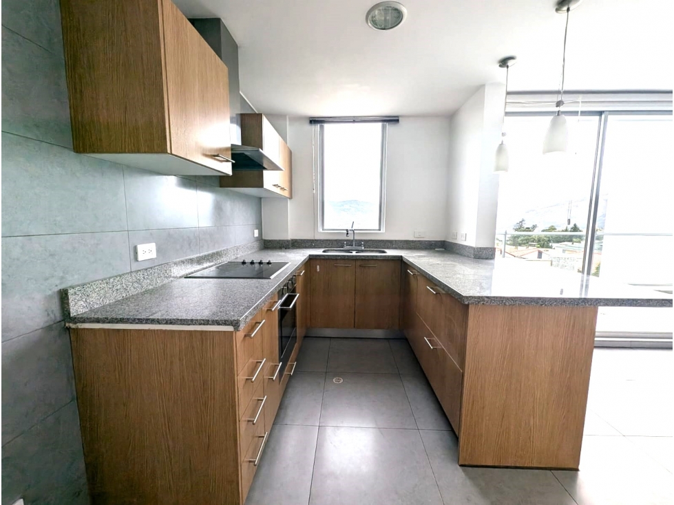 $700 Alquiler $140mil Venta, Dpto. en Urb. Privada. San Isidro Cumbayá