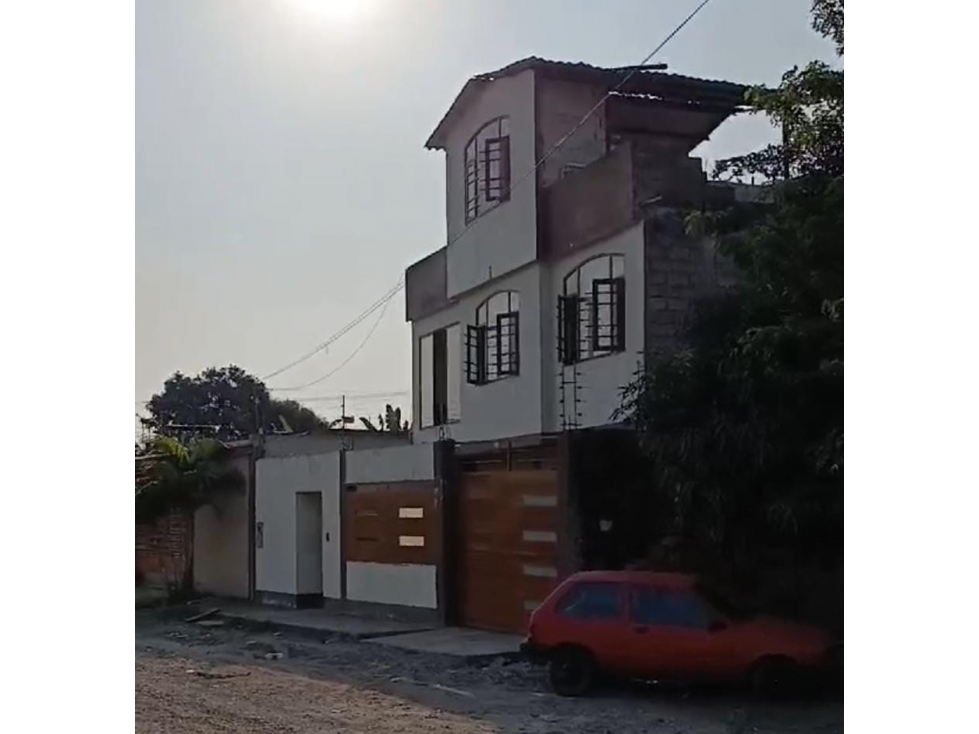 CASA DE TRES PISOS, CON ACABADOS MODERNOS Y PISCINA