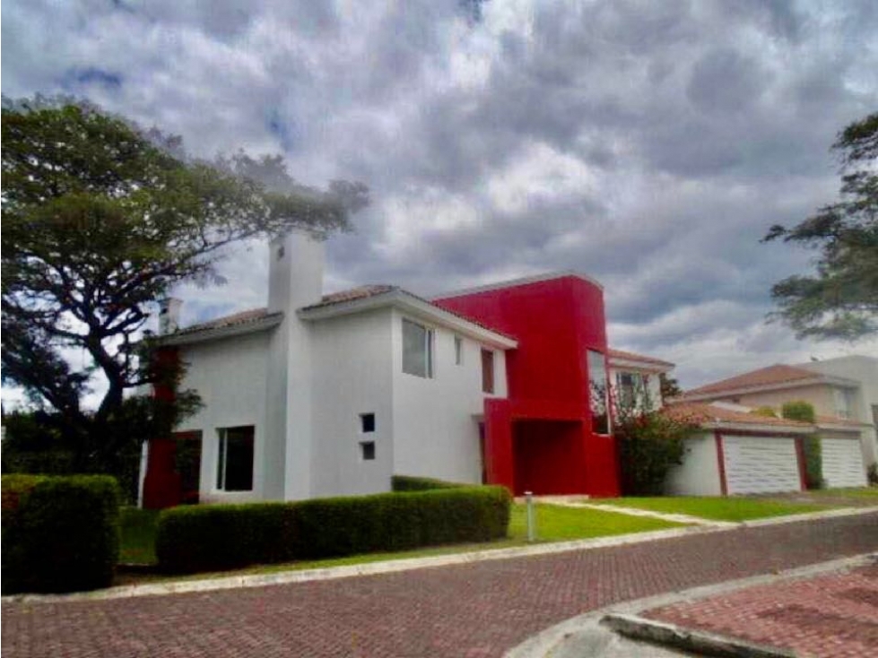 Casa venta Cumbayá urb privada sector La Viña