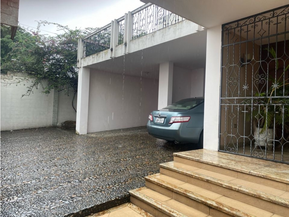 Venta de Casa Cómoda y Amplia en Lomas de Urdesa, Guayaquil